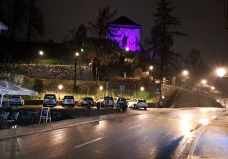 Ob mednarodnem dnevu invalidov Stražni stolp Malega gradu osvetljen v vijoličasto barvo